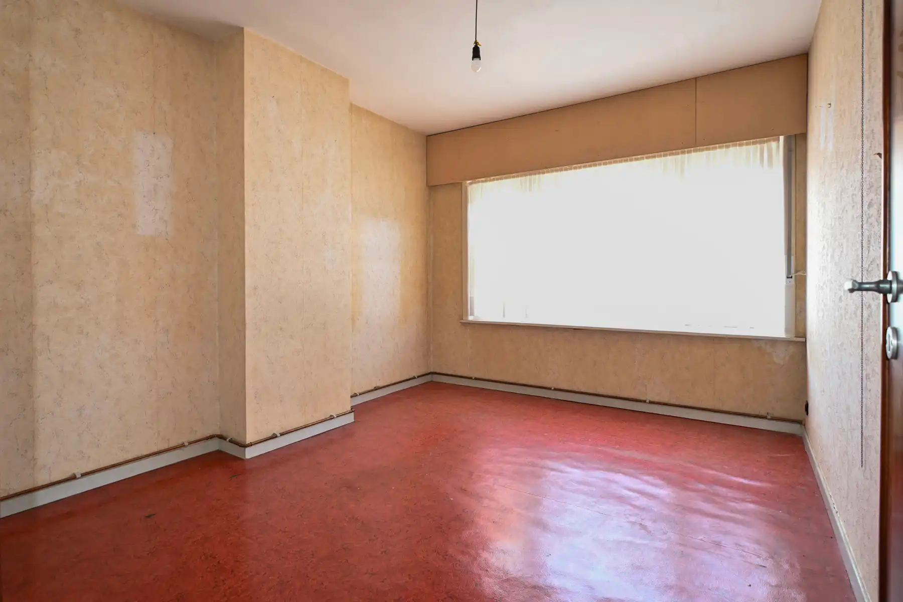 Te renoveren hoekwoning met garage te Eernegem. foto 9