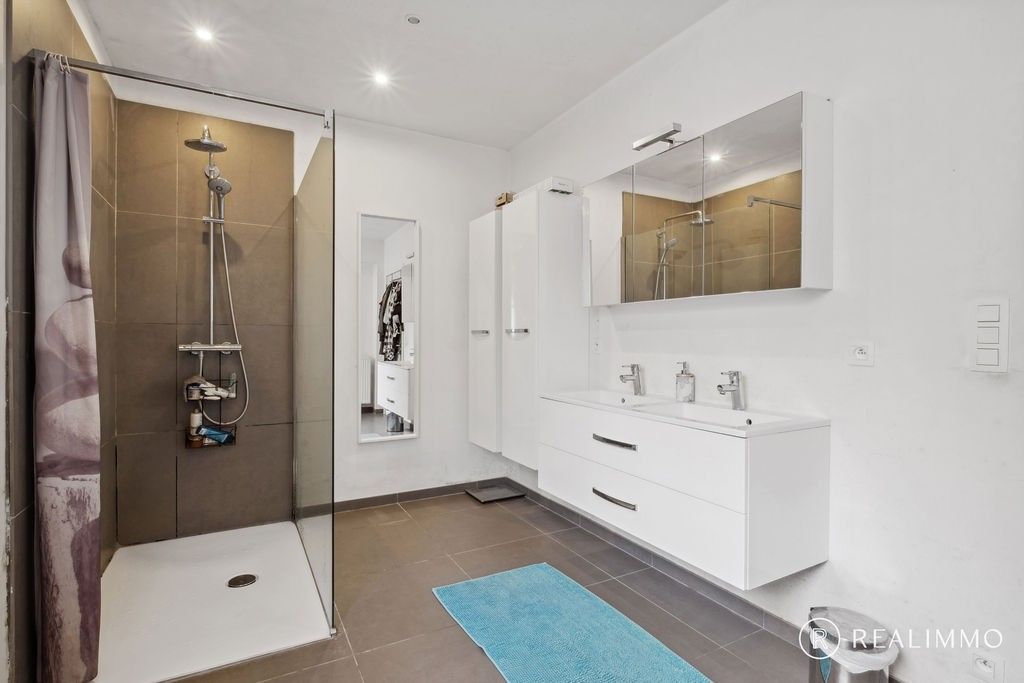 Volledig gerenoveerde woning op ruim perceel! foto 9