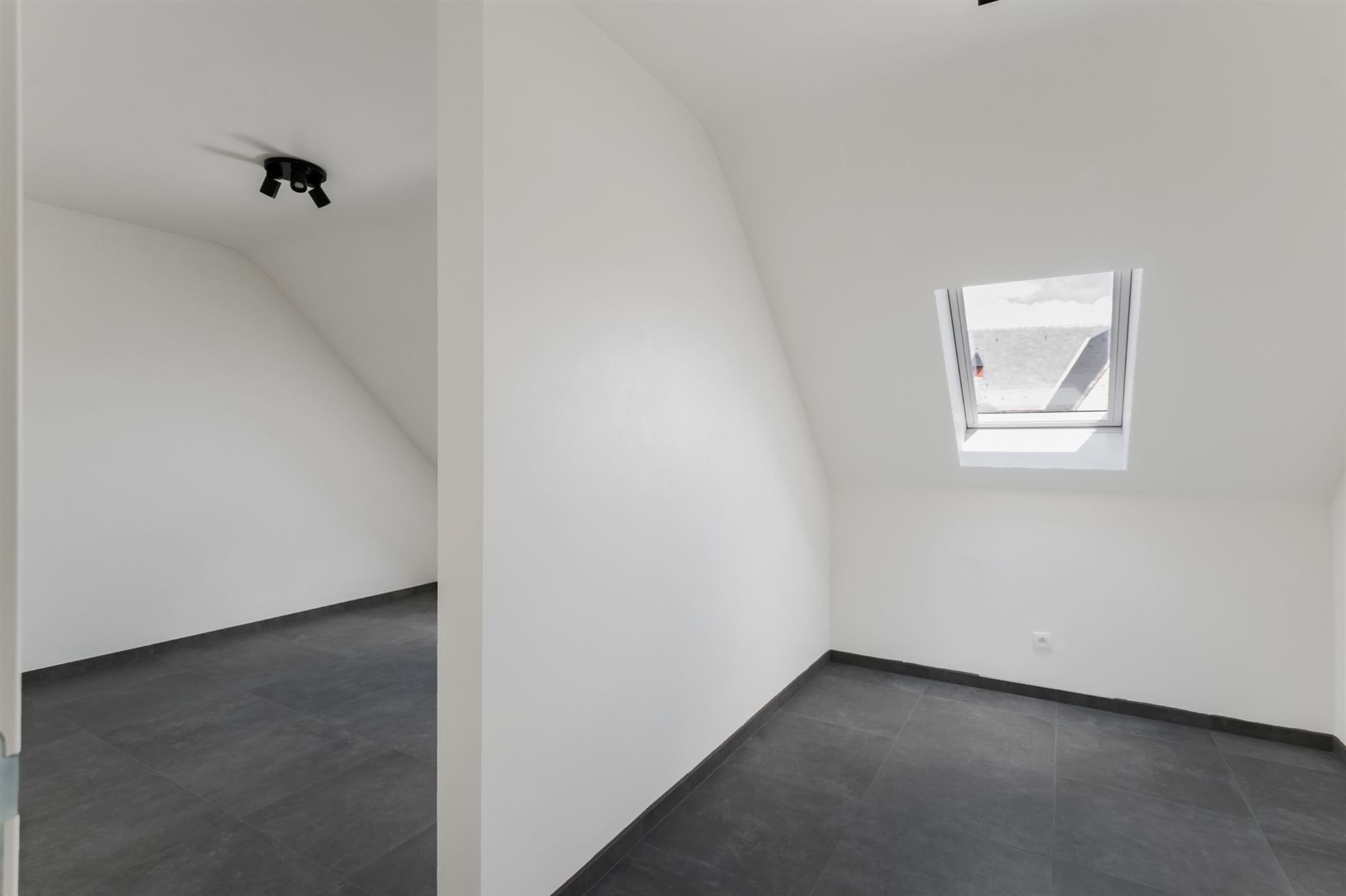 Ruim dakappartement met knap terras, in het landelijke dorpscentrum van Grasheide. foto 6