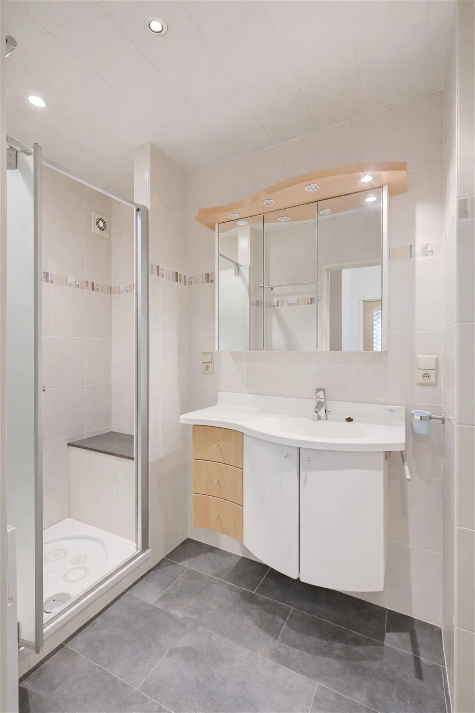 Appartement met 2 slaapkamers, terras + parking mogelijk foto 17