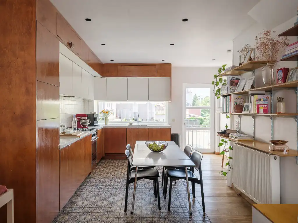Uniek gerenoveerde, instapklare woning op fietsafstand van het stadscentrum met aangename buitenruimtes (terras en stadstuin) en 3 volwaardige slaapkamers. foto 3
