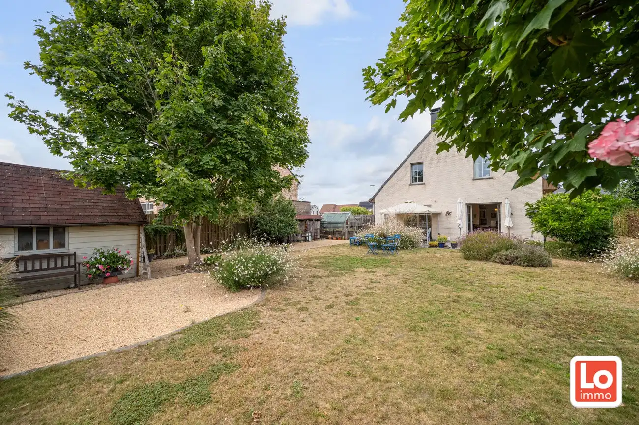 Degelijke, ruime en lichtrijke open woning met inpandige garage op een rustige locatie en toch vlakbij&nbsp; het centrum van het bruisende Lochristi! foto 21