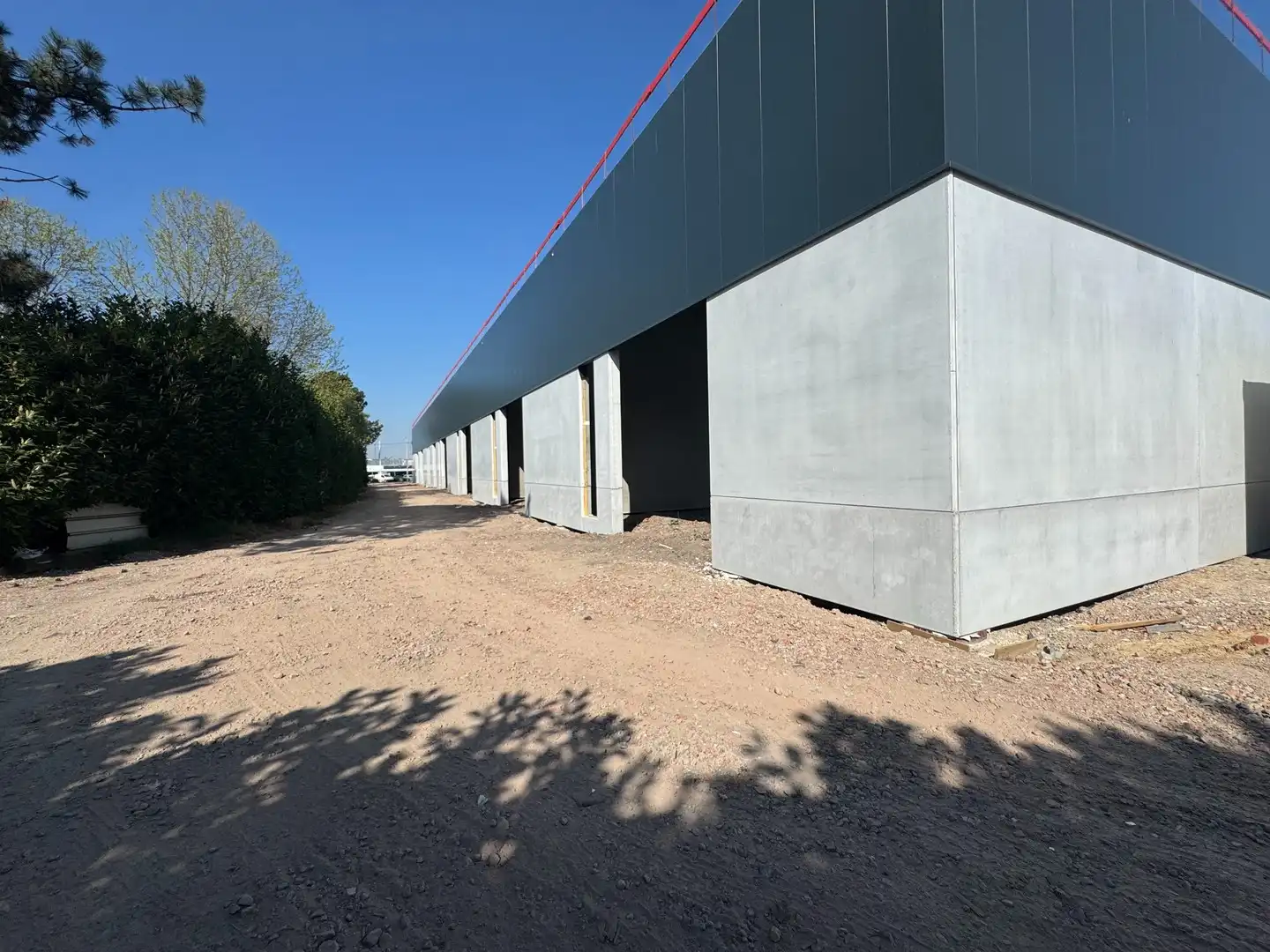 NIEUWBOUW KMO TOONZAAL INCL. 6 STAANPLAATSEN foto 4