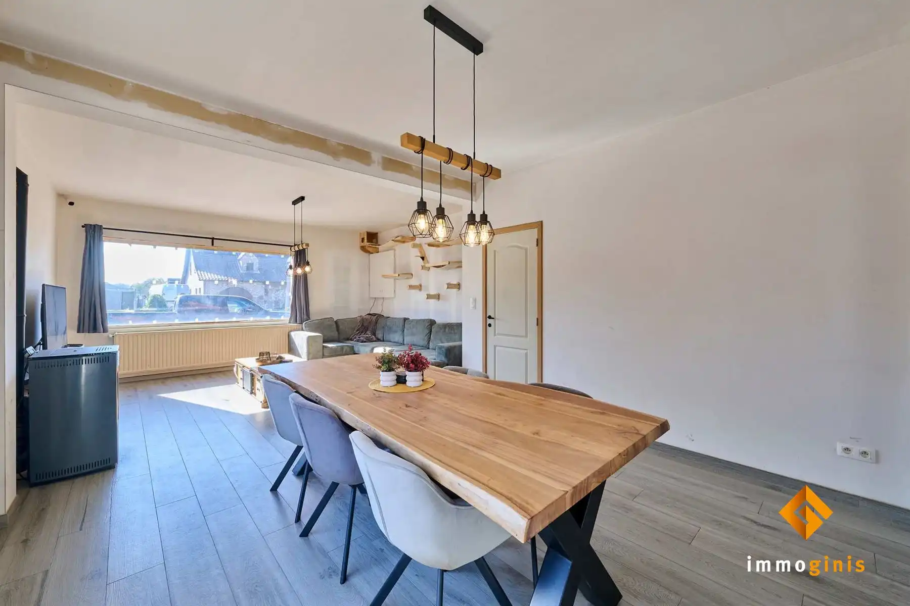Deel opgefriste woning met 3 slaapkamers op een perceel van 4a80ca, in een rustige buurt. foto 4