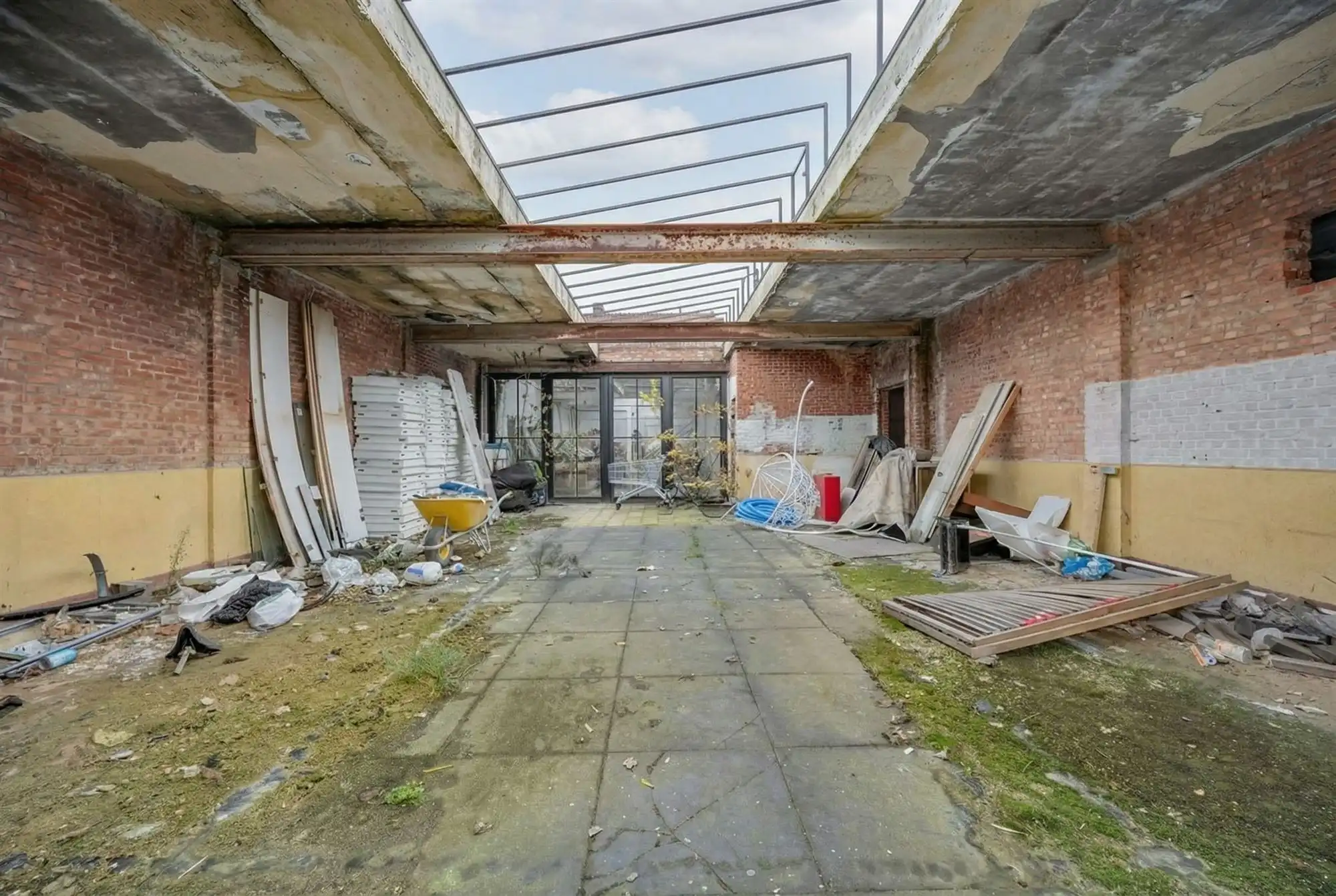 Instapklaar huis met magazijn in het centrum foto 15