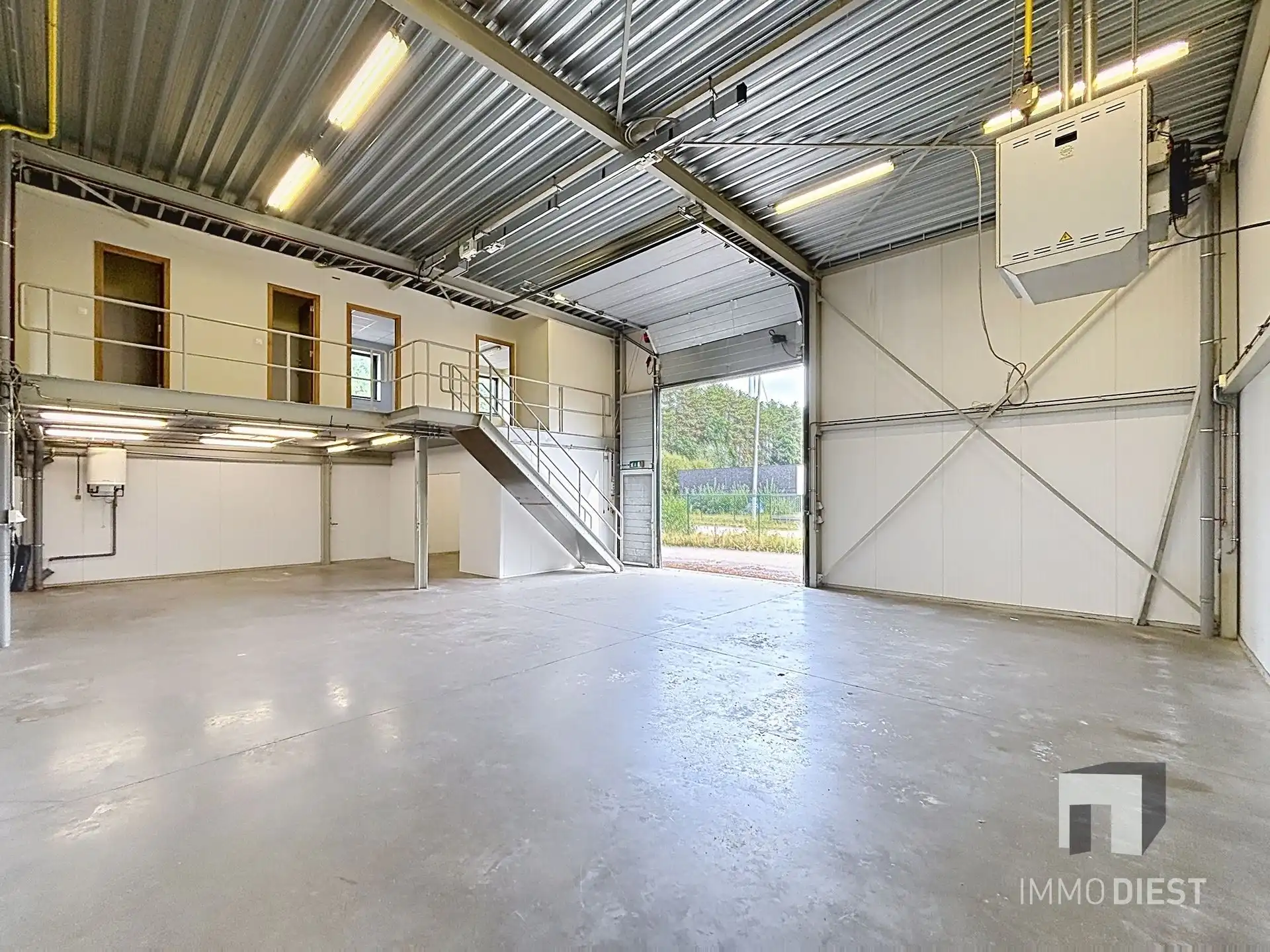Magazijn met bureel op triple A-locatie foto 3