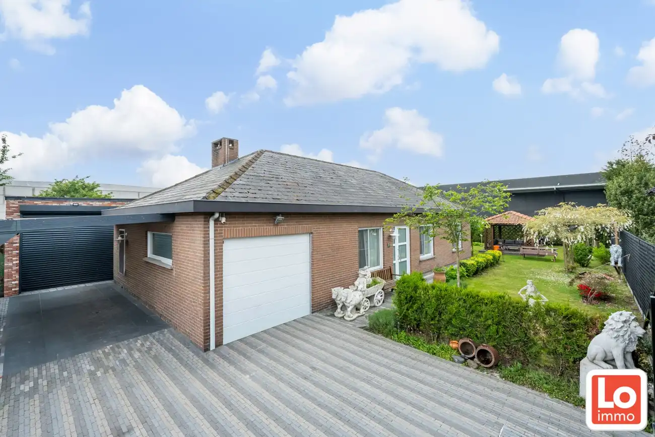Mooie instapklare open gelijkvloers woning met extra garage op een heel rustige locatie in Lochristi foto {{pictureIndex}}