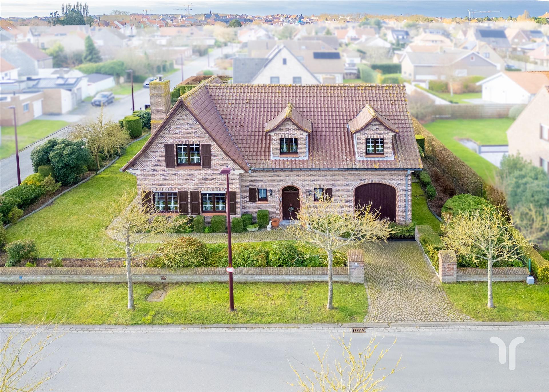 Hoofdfoto van de publicatie: Statige villa op gegeerde locatie