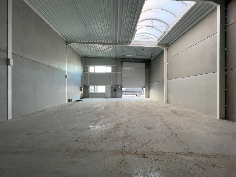 Modern magazijn van 216 m² met parkeerplaatsen op toplocatie in Evergem foto 4