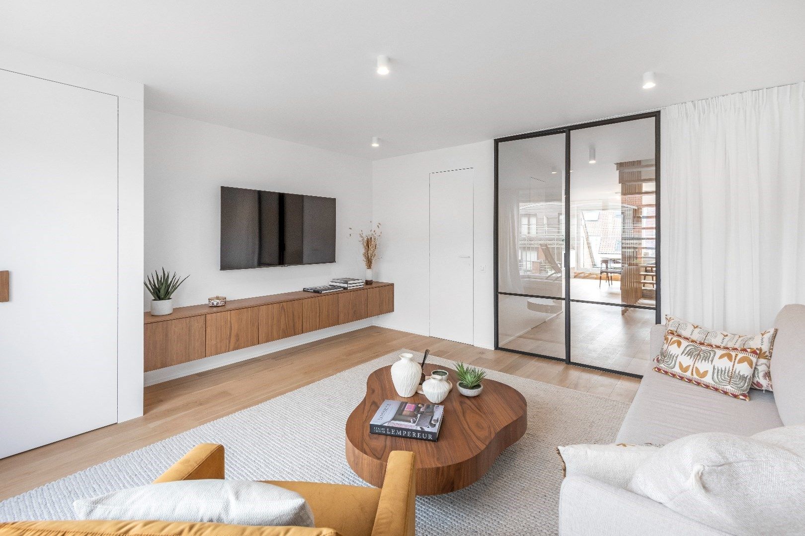 Instapklaar, totaal gerenoveerd doorzon duplex dakappartement met twee zonneterrassen foto 2