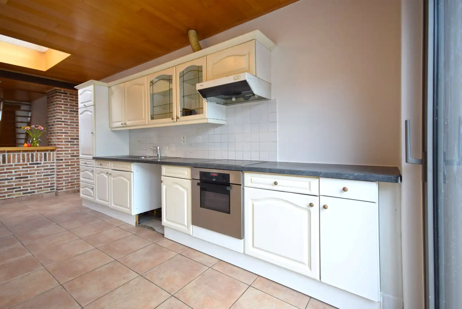 Instapklare rijwoning met ruime tuin en twee slaapkamers te Roeselare foto 5