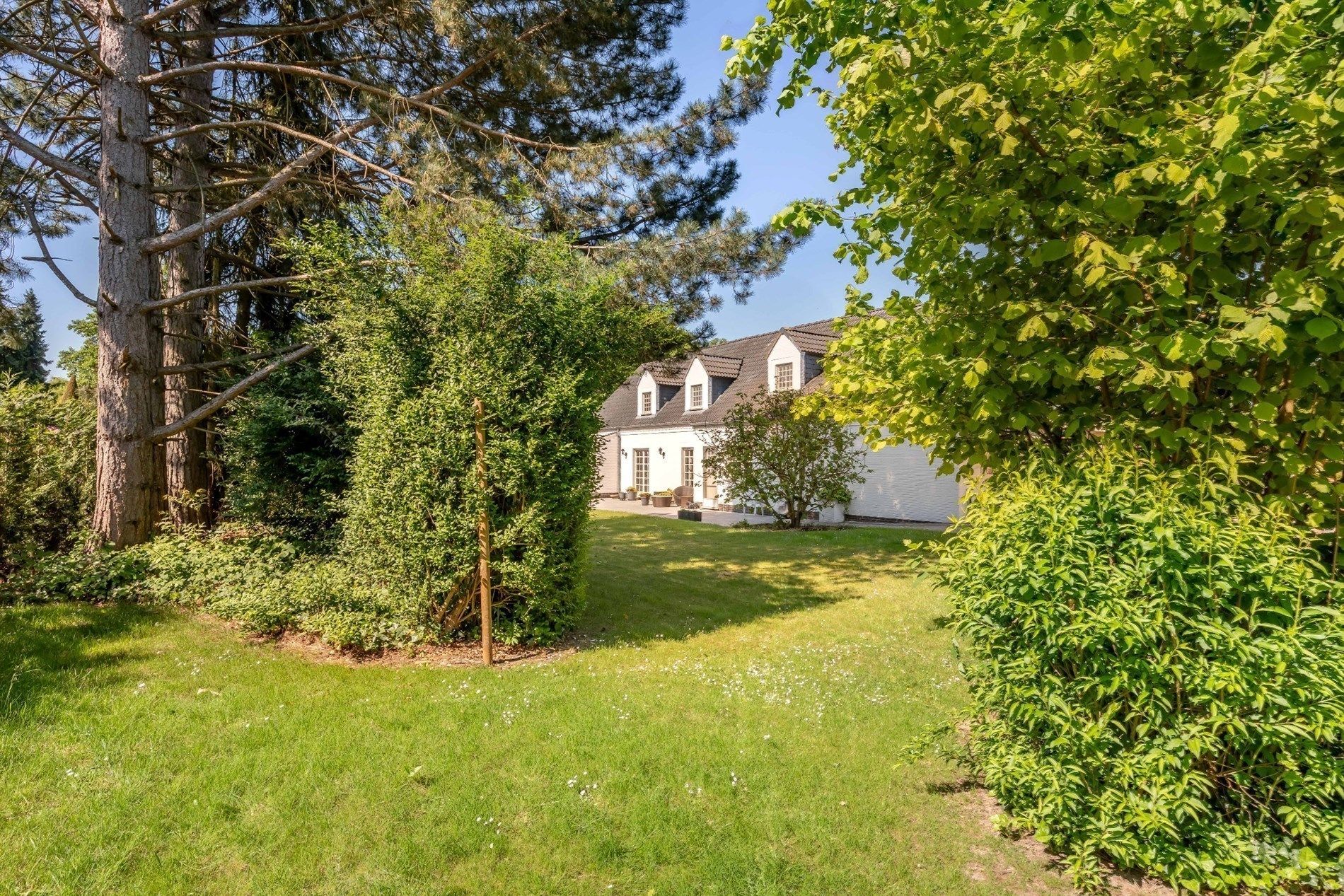Knappe villa op residentiele toplocatie! foto 8