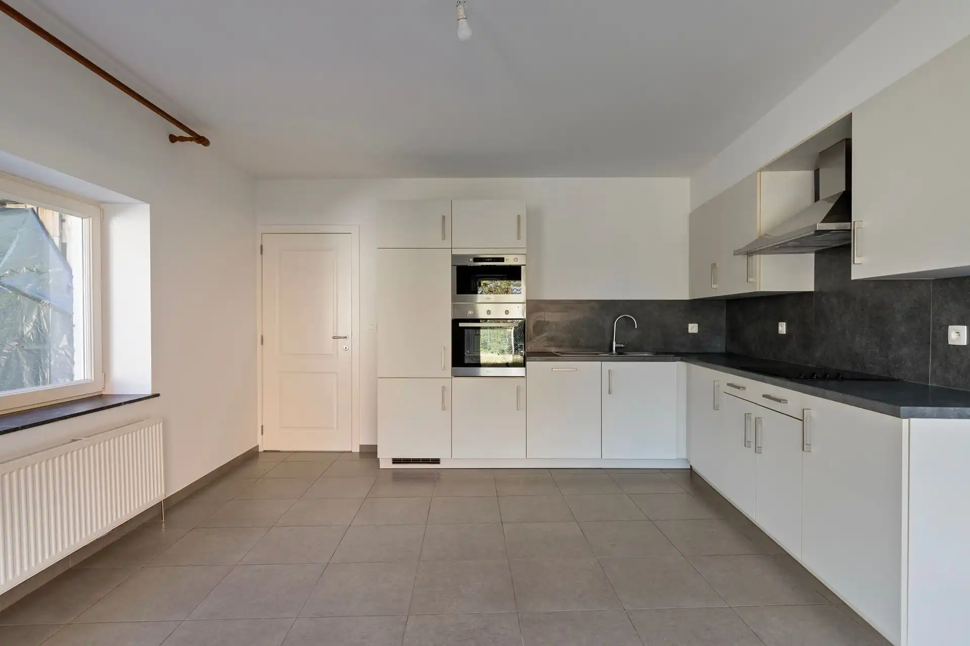Nieuwbouw van 2012 in rustige straat foto 11