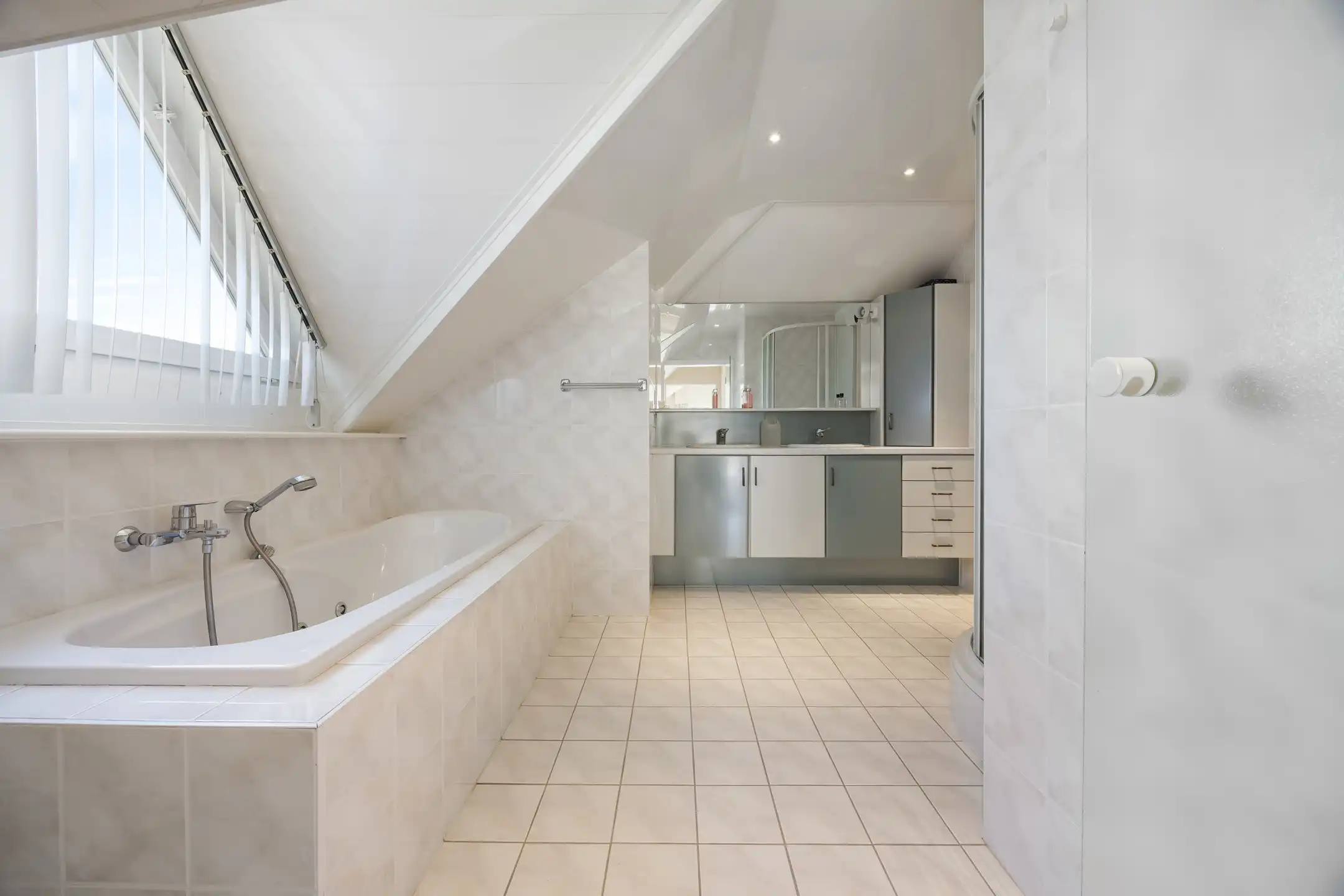 Ruime woning in oase van rust met prachtige tuin foto 19