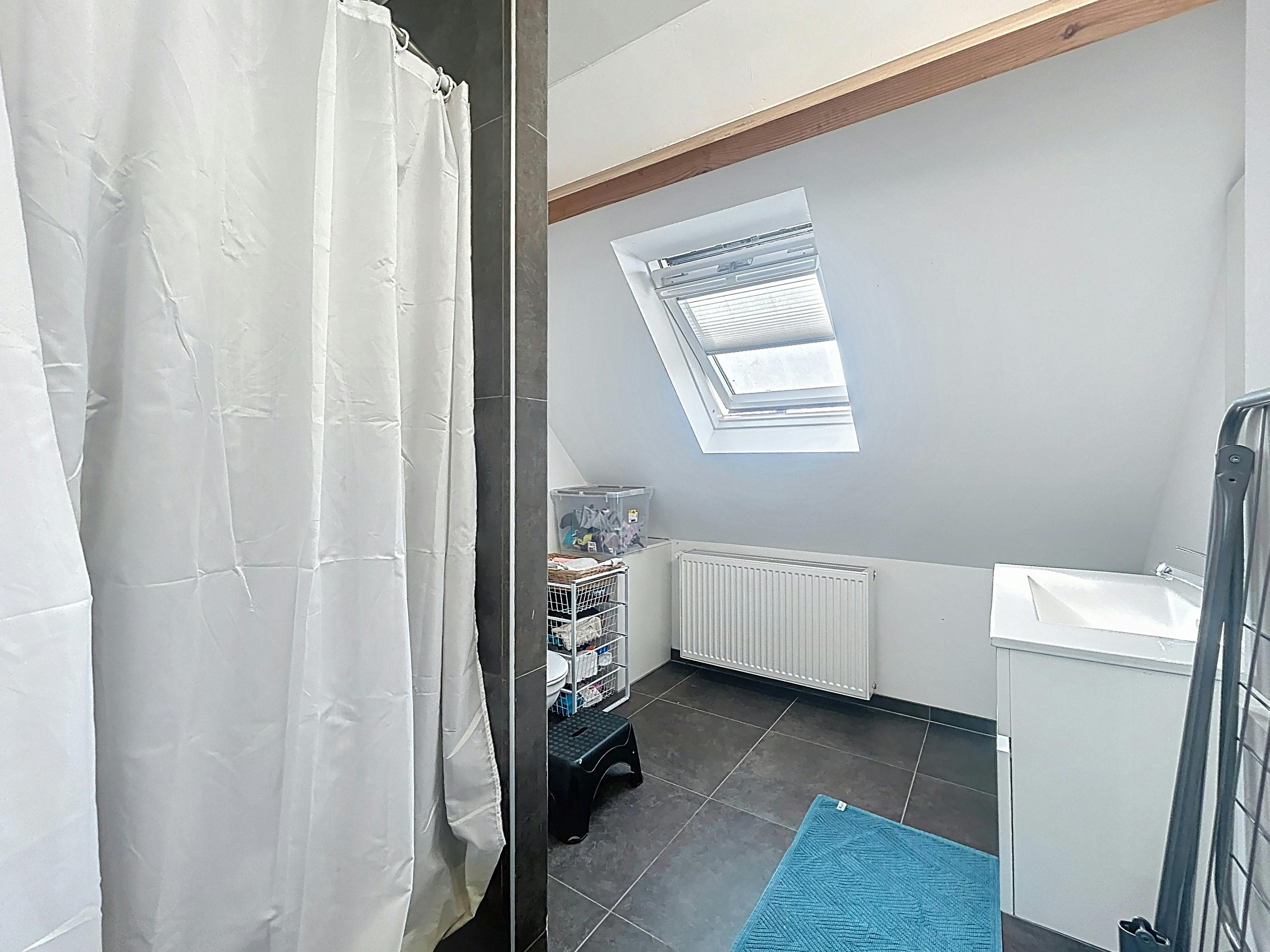 Gerenoveerd duplex appartement te huur in Waregem foto 10