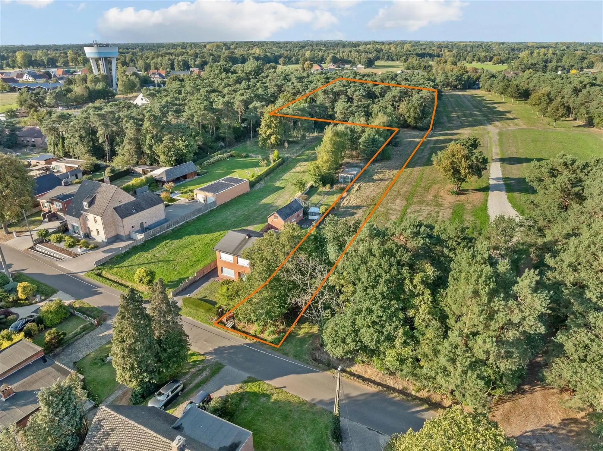 BOUWGROND HOB 1384M2 MET ACHTERLIGGEND BOS VAN 7560M2 foto {{pictureIndex}}