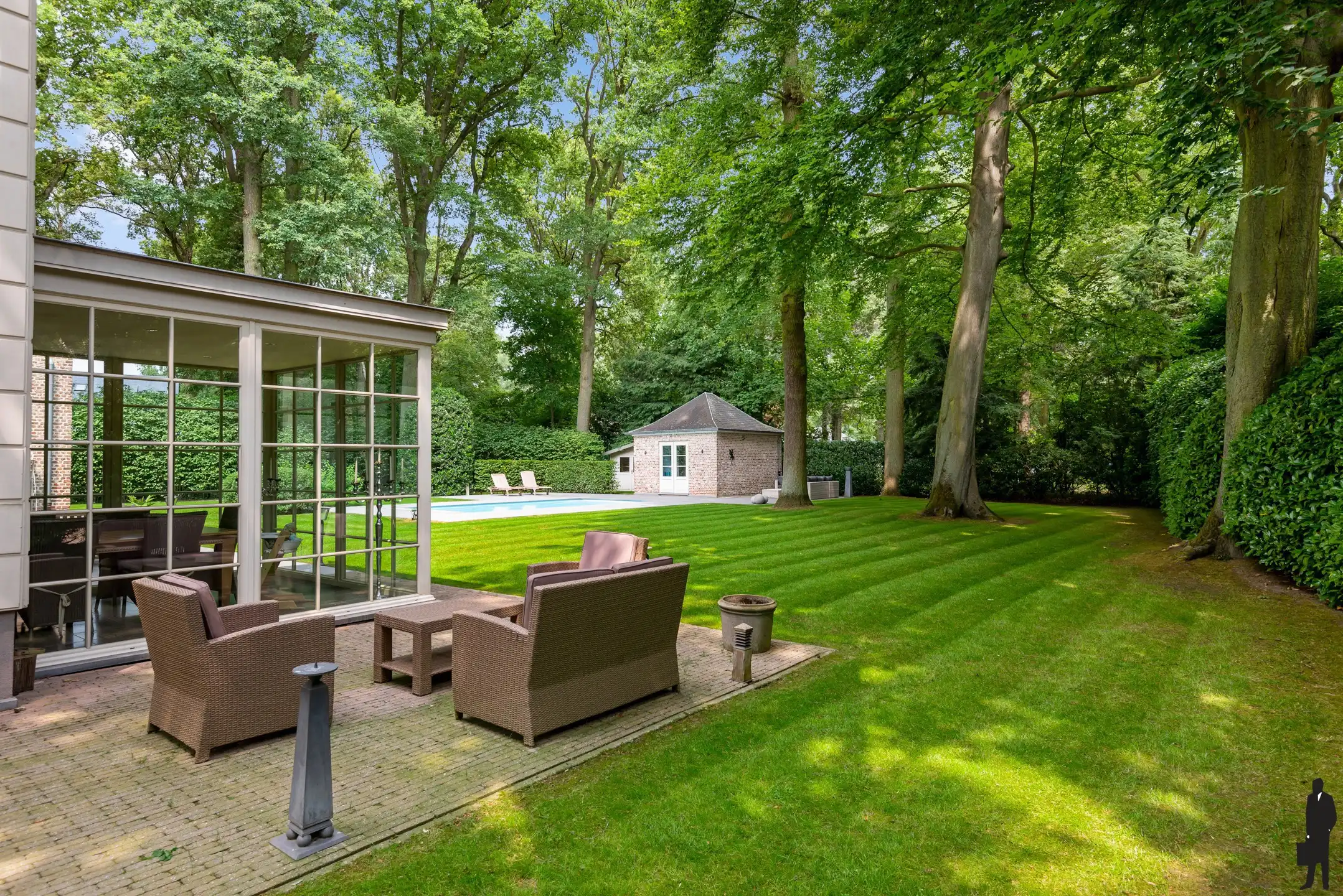 Ruime "manoir villa" gelegen in het gegeerde Hertebos te 's Gravenwezel. foto 3