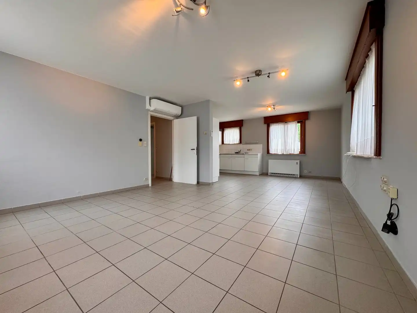 Ruim en lichtrijk appartement met 3 slaapkamers in Koolskamp foto 3