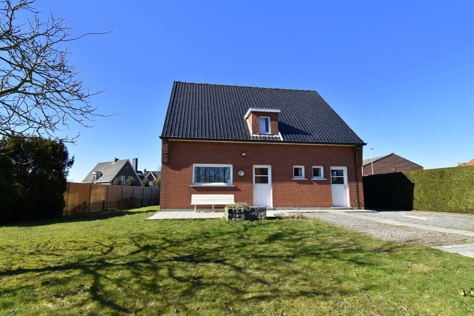 Gezinswoning op een perceel van 1244 m² met 4 slaapkamers, zonnige tuin en dubbele garage te koop in Ooigem/Wielsbeke foto 14