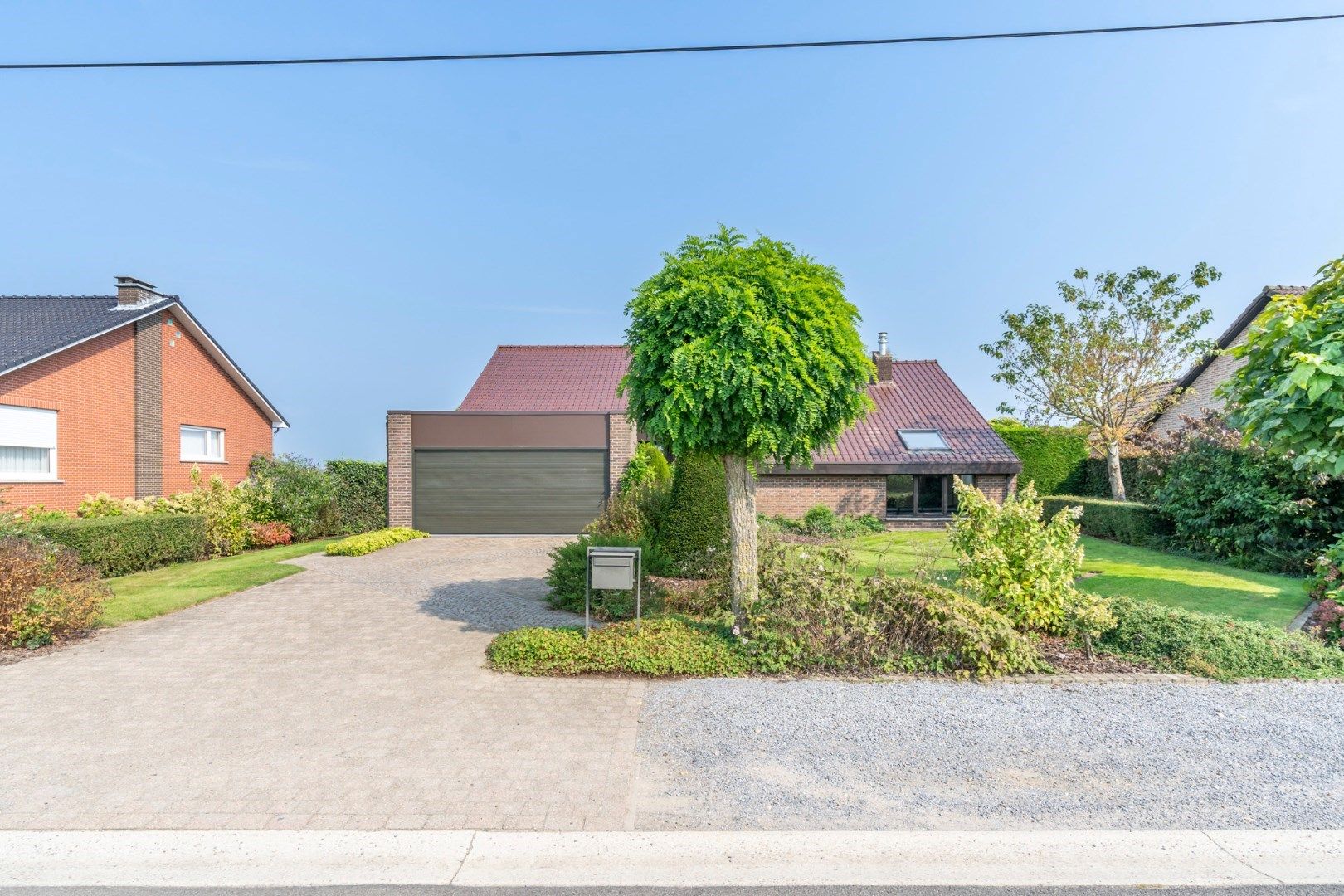 Een stijlvol landhuis op een perceel van 17a90ca, voorzien van een mooi aangelegde tuin op een rustige locatie! foto {{pictureIndex}}