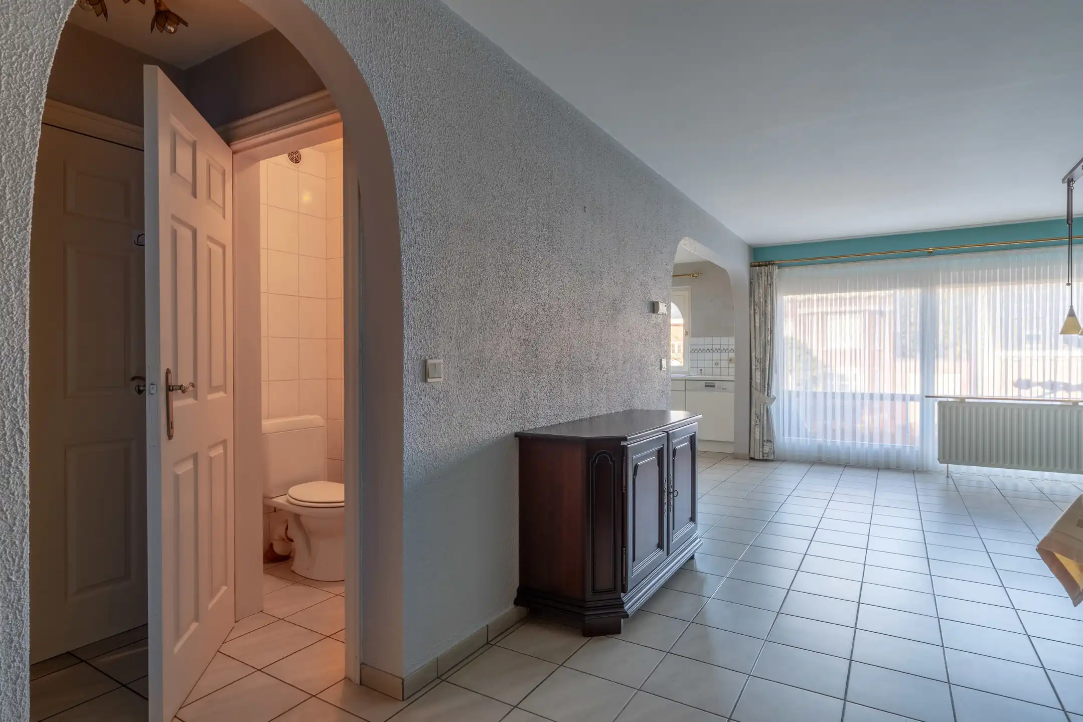 Goed onderhouden, gunstig gelegen 2 slpk app met garagebox. foto 5