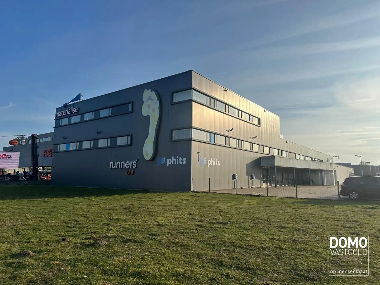 INNOVATIEVE RUIMTE MET LABO, LOGISTIEKE VOORZIENINGEN EN RESEARCH & DEVELOPMENT IN EEN ECO-BEDRIJFSGEBOUW TE PAAL foto {{pictureIndex}}