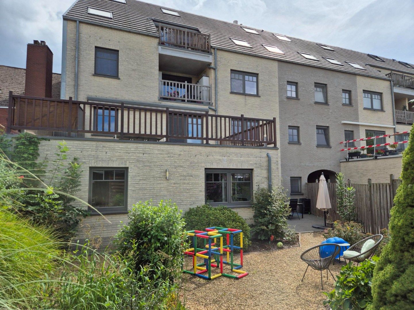 Gelijkvloers appartement met 2 slaapkamers, terras en tuin. foto {{pictureIndex}}