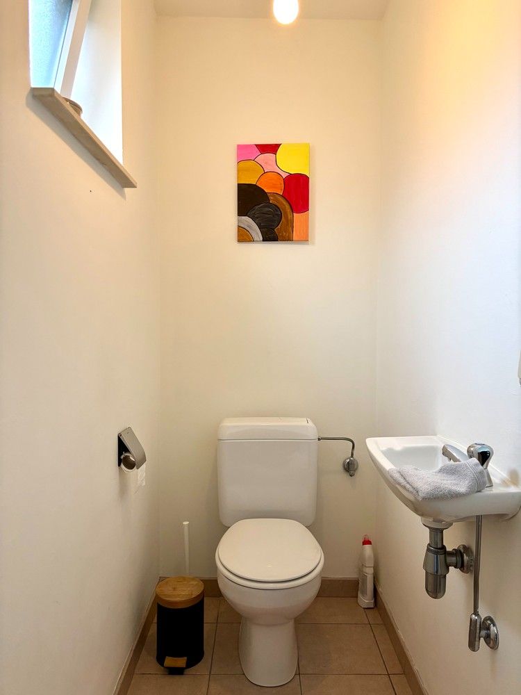 Instapklaar gelijkvloers appartement met aparte ingang, tuin en 2 staanplaatsen te Emblem! foto 14