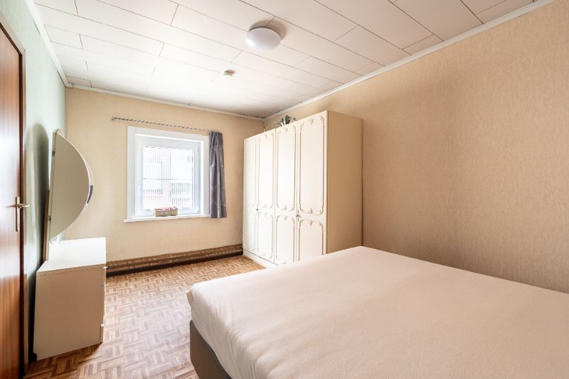 Woning met brede oprit en dubbele garage foto 20