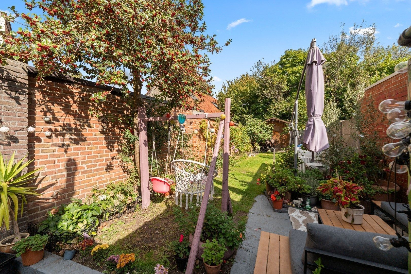 Op te frissen rijwoning met tuin foto 11