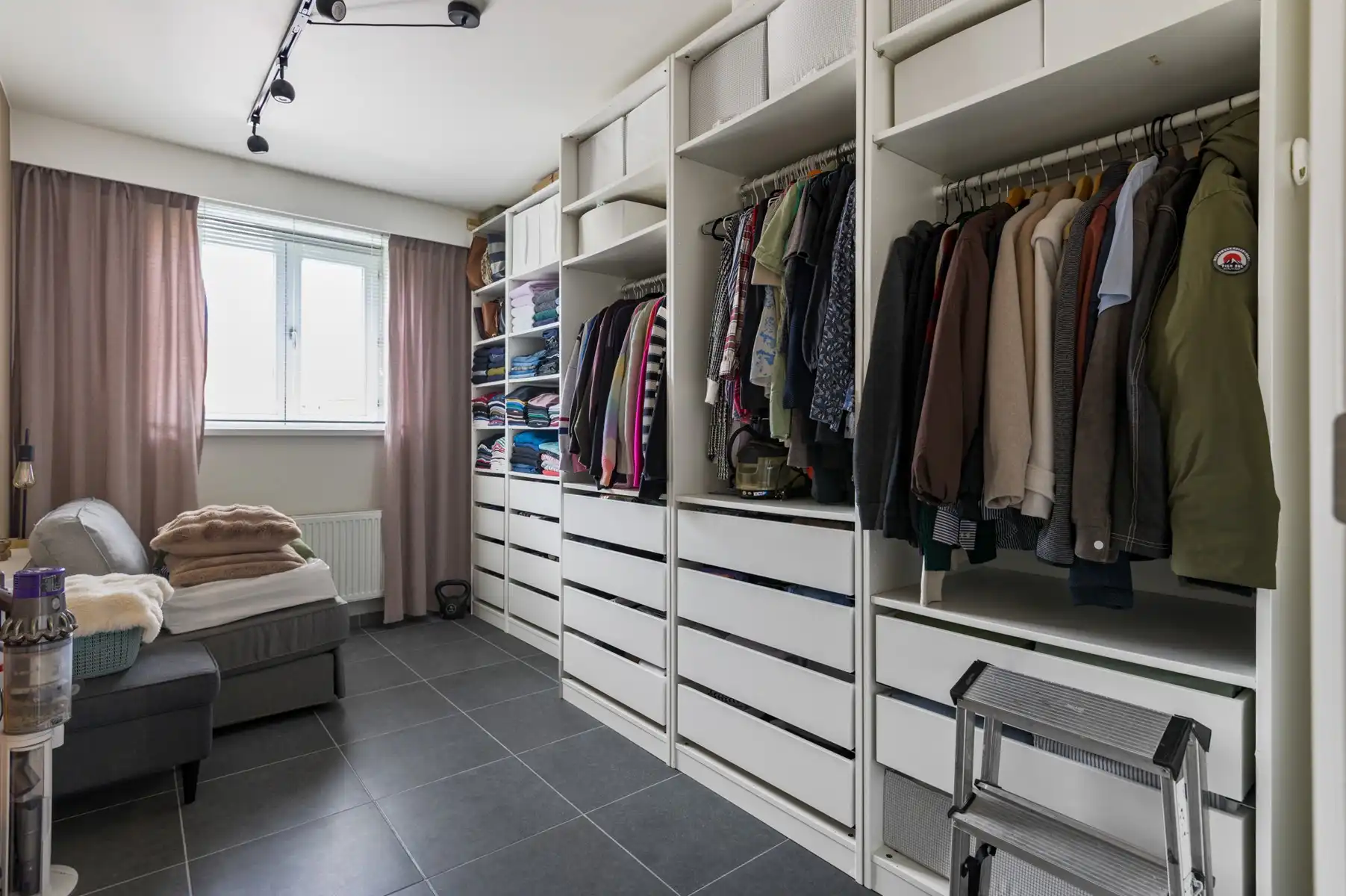 Recente woning op centrale ligging met garage foto 12