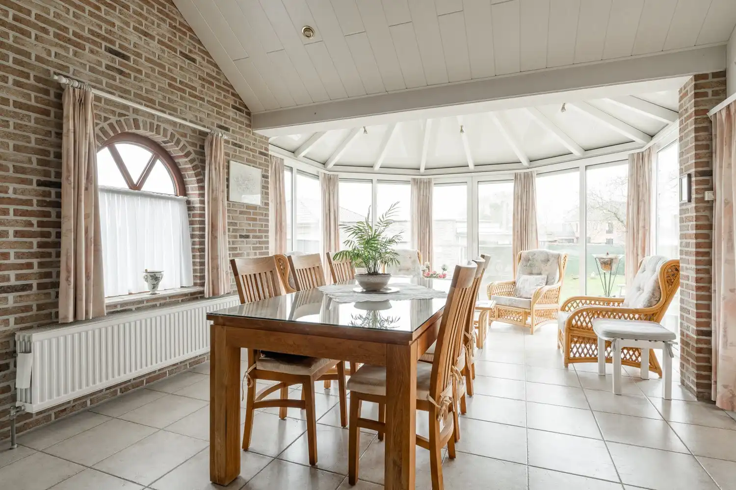 Mooie vrijstaande woning te koop vlakbij het centrum met 4 slaapkamers rustig gelegen op 10a10ca. foto 7