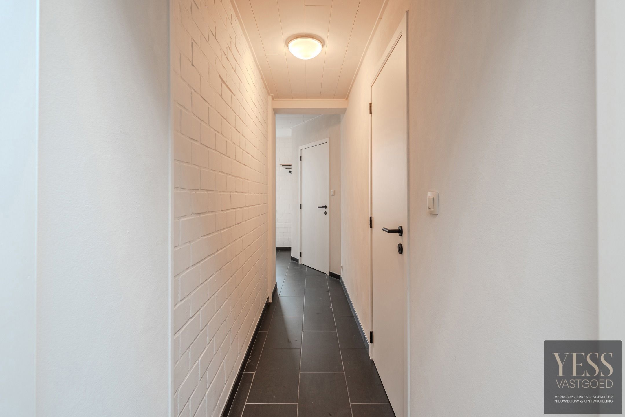 Instapklaar gelijkvloers appartement met terras/tuintje foto 3