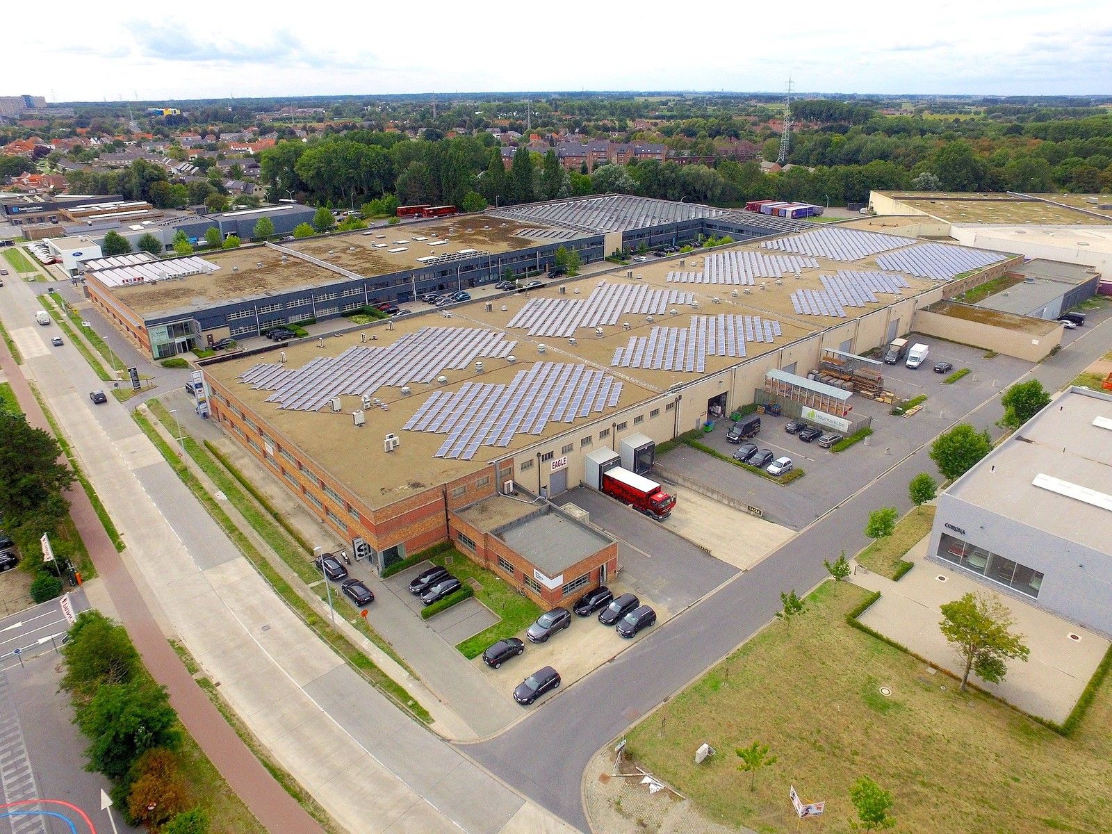 Instapklaar BEDRIJFSGEBOUW bestaande uit MAGAZIJNEN (2.400m²) met 2 laadkaden, 2 sectionaalpoorten en instapklare KANTOREN op industriezone "Herdersbrug" te Brugge foto 12