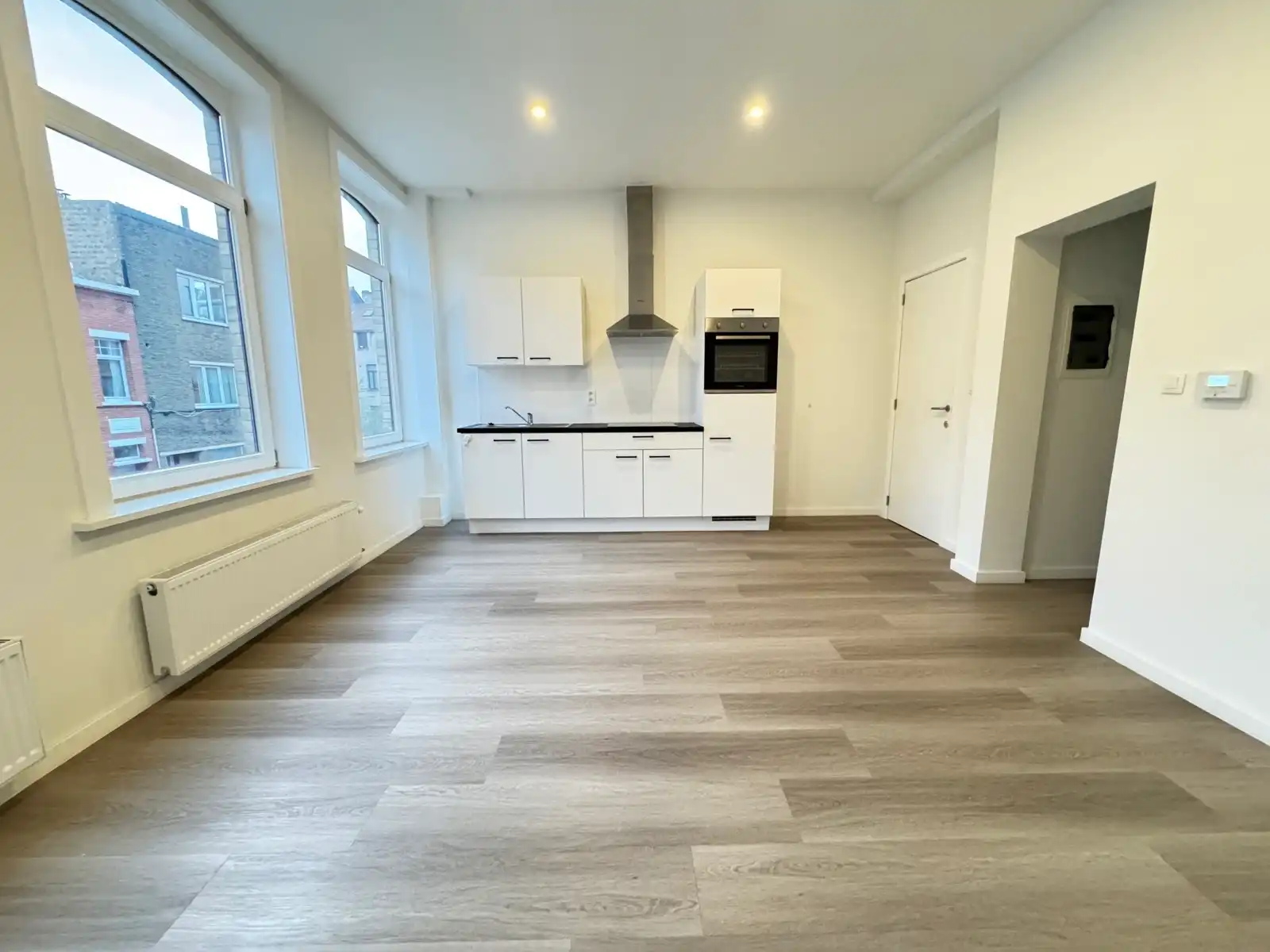 Gerenoveerd tweeslaapkamer appartement te Oostende. foto 2