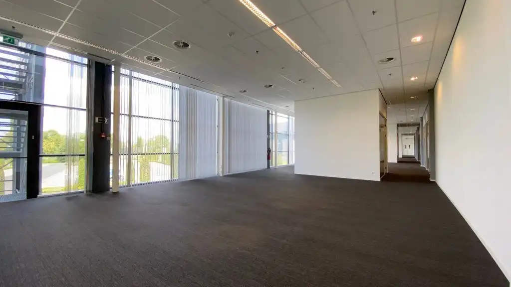 Instapklaar kantoor te huur nabij R8 in Kortrijk foto 9