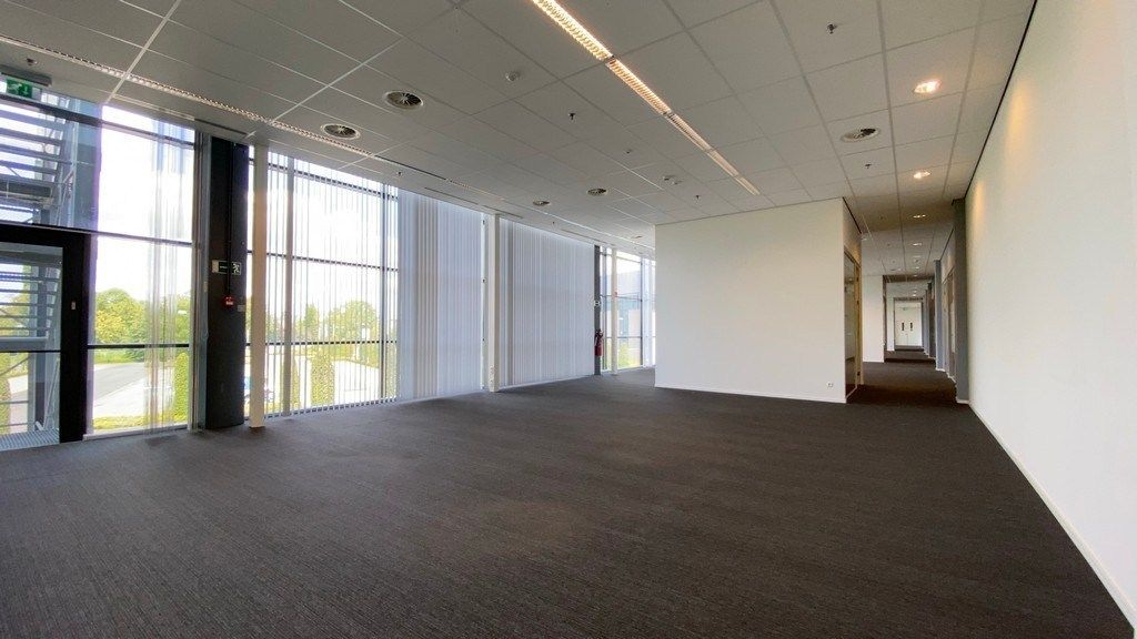 Instapklaar kantoor te huur nabij R8 in Kortrijk foto 9