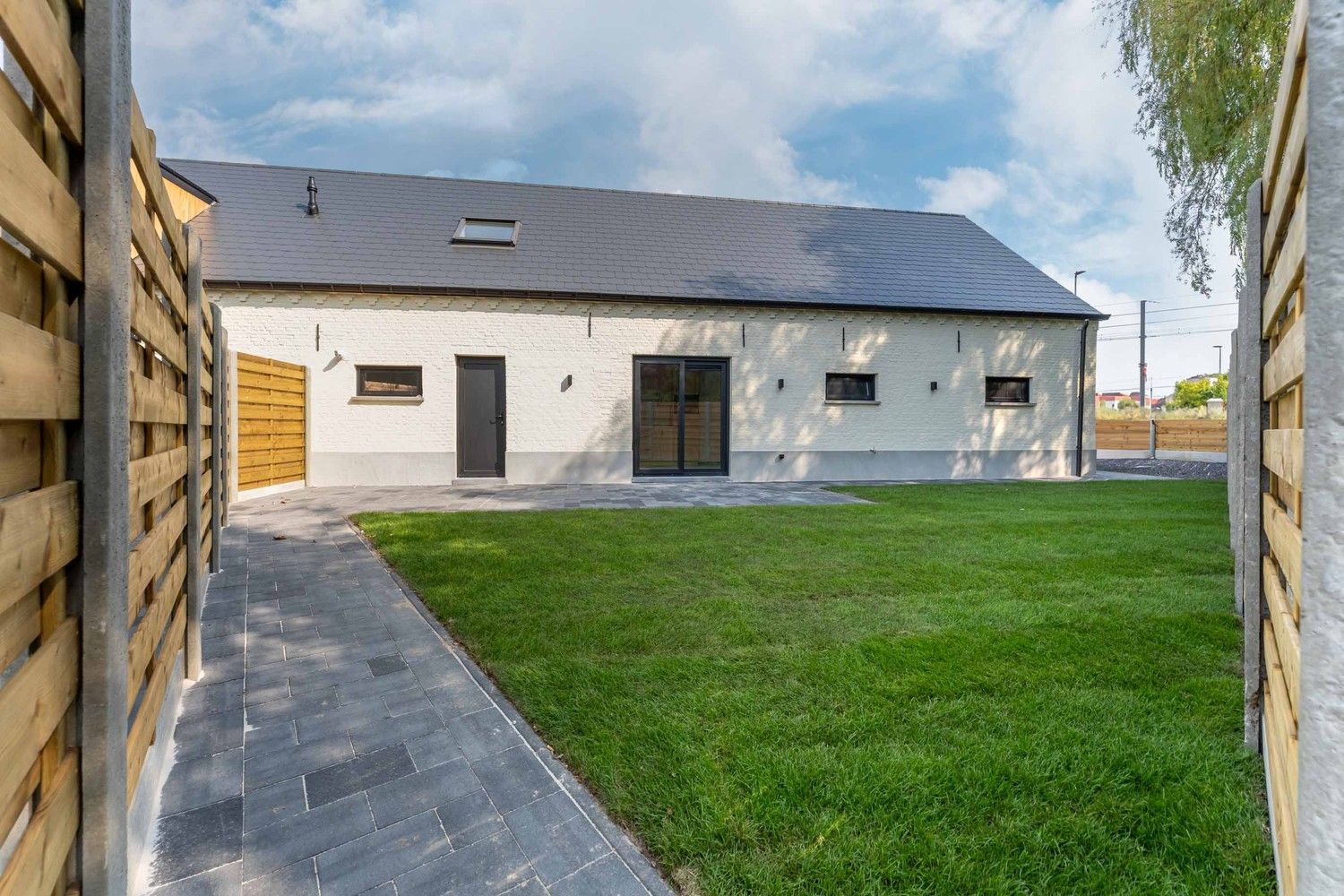 Volledig gerenoveerde gelijkvloerse woning met leuke tuin foto 4