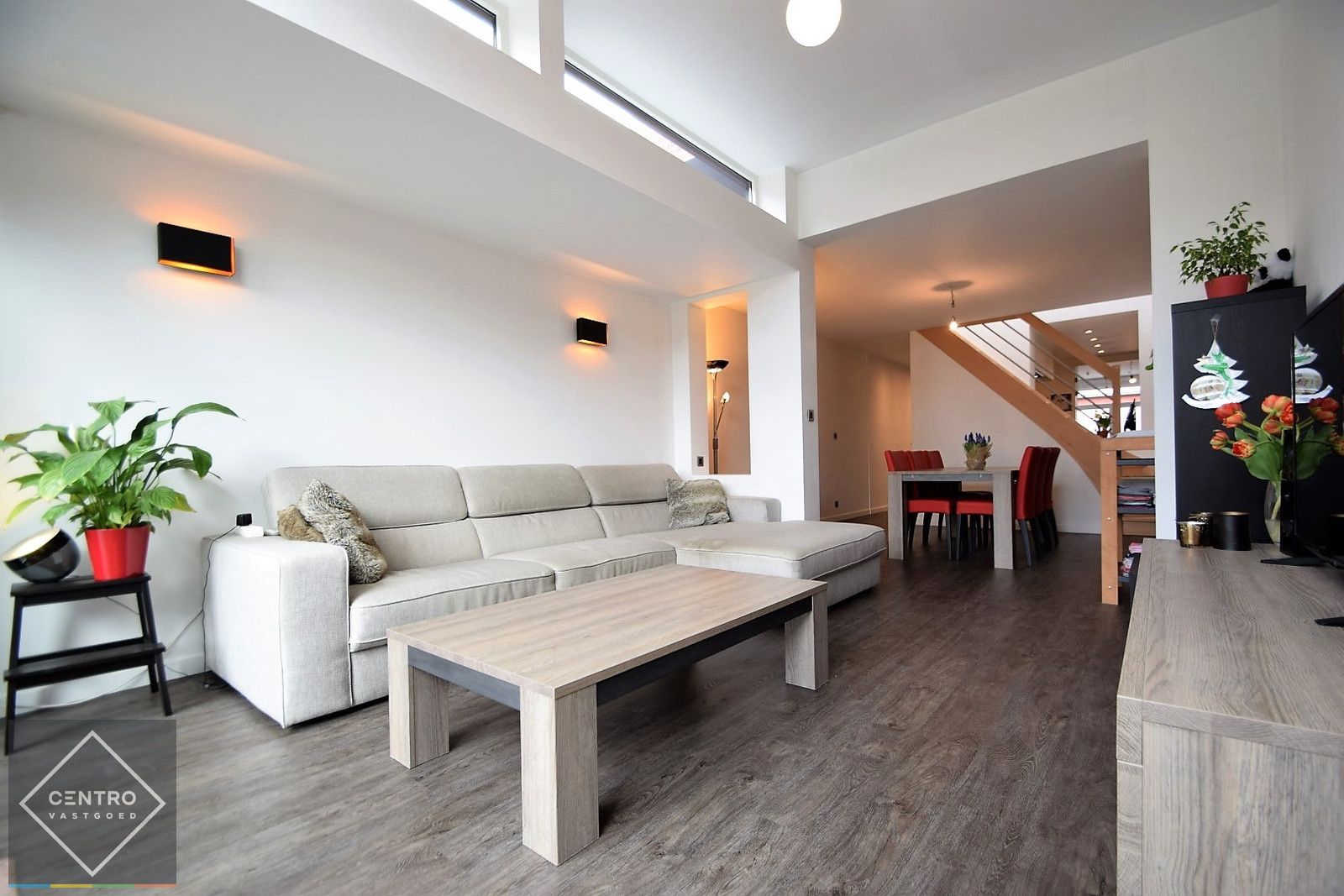 Volledig gerenoveerde woning met 3 slpks en leuke tuin! foto 3