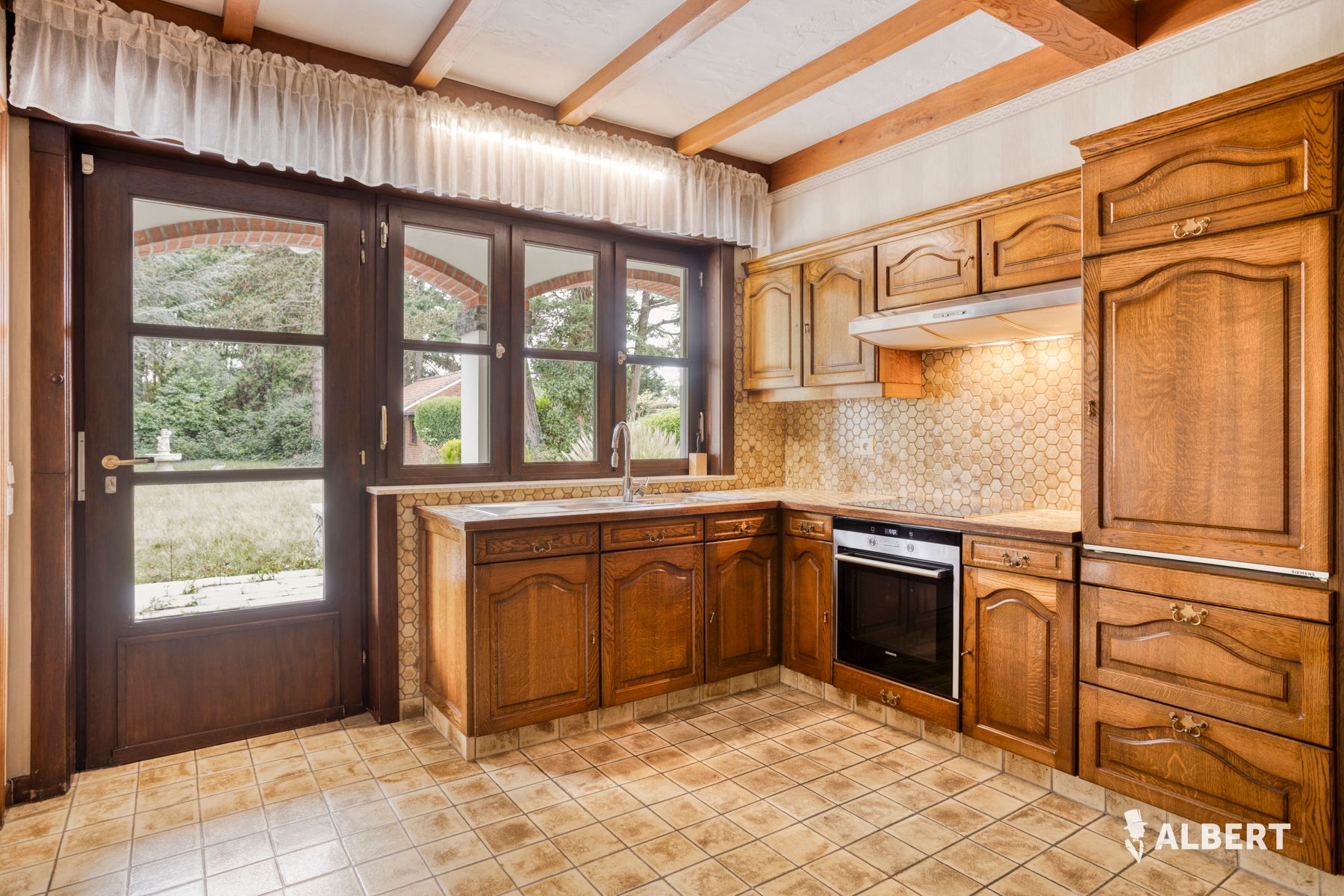 Bungalow met inrichtbare zolder op een ruim perceel foto 3
