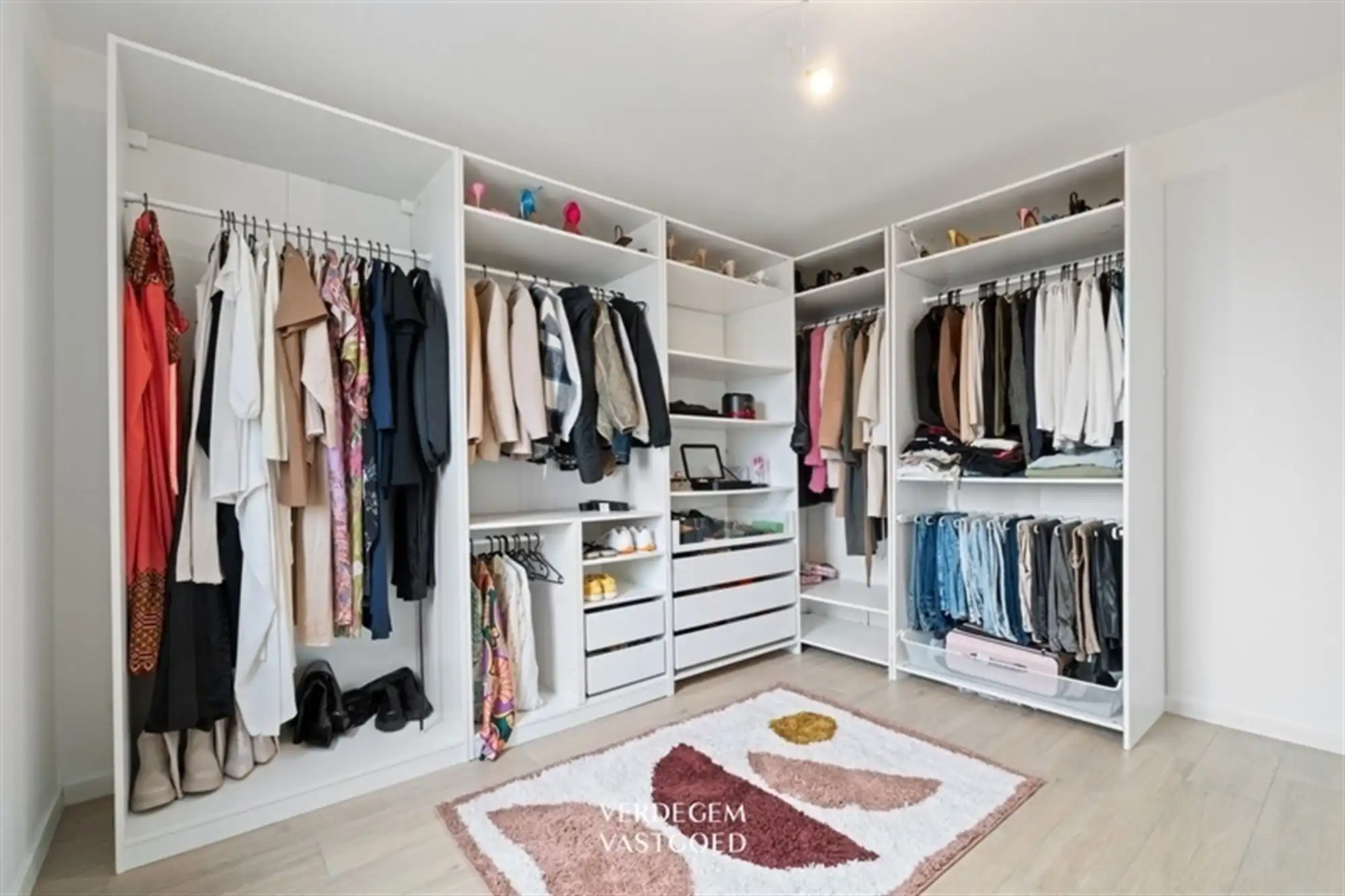 Verrassend ruime woning met 3 slaapkamers, autostaanplaats en zwemvijver foto 11