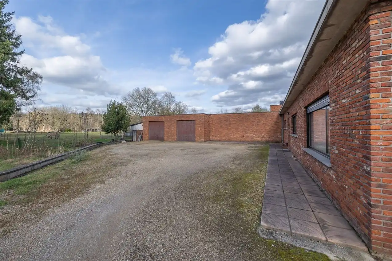 Handspand met ruime woonst en magazijn foto 27