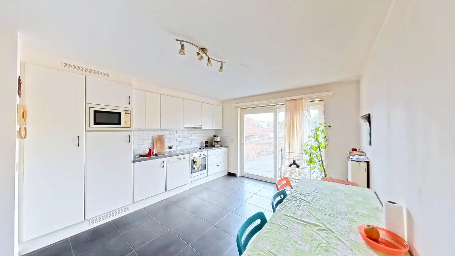 Recent appartement met 1 slaapkamer en heel ruim terras! Unieke investeringskans of ideaal startersappartement. foto 3