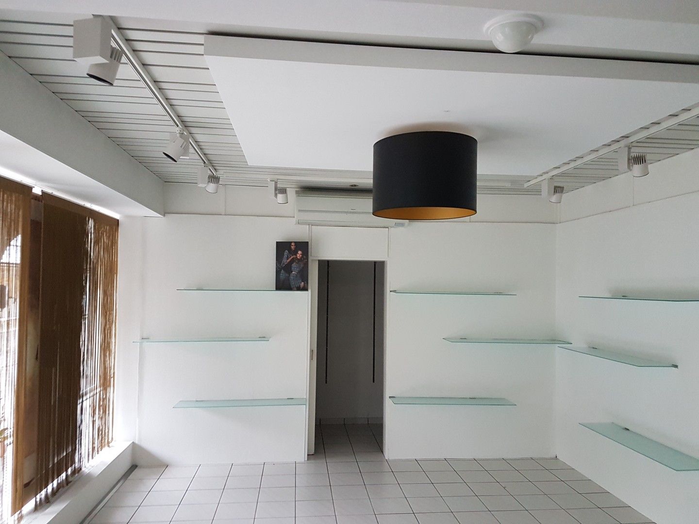 Handelspand  in winkelstraat van Lanaken foto 9