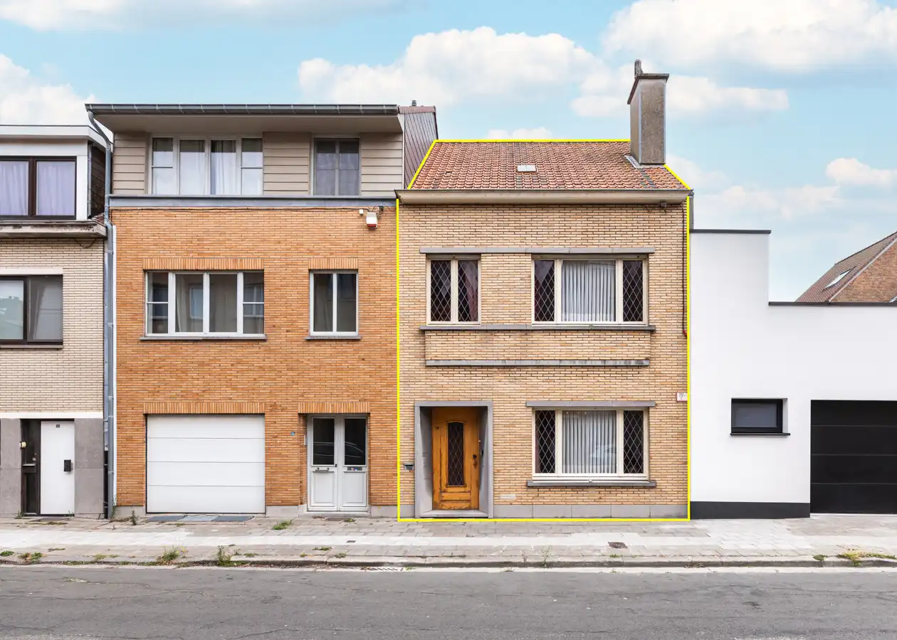 Hoofdfoto van de publicatie: Te renoveren woning met zonnige stadstuin en veel potentieel
