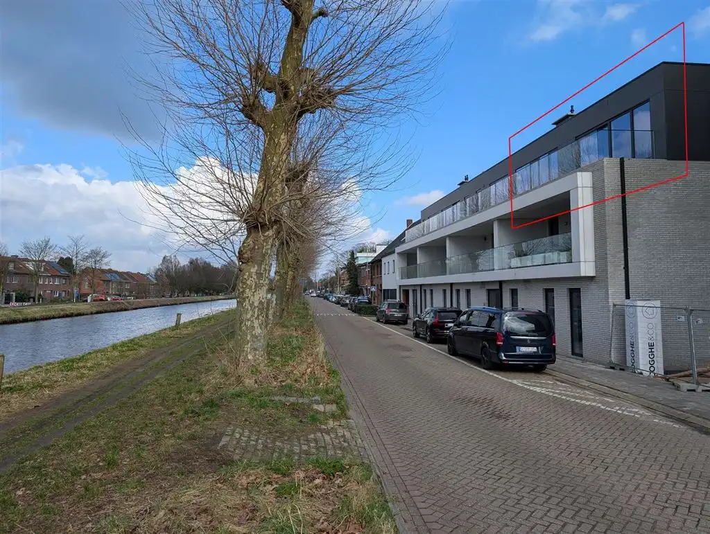 Nieuwbouw dakappartement met zicht op de vaart  foto {{pictureIndex}}