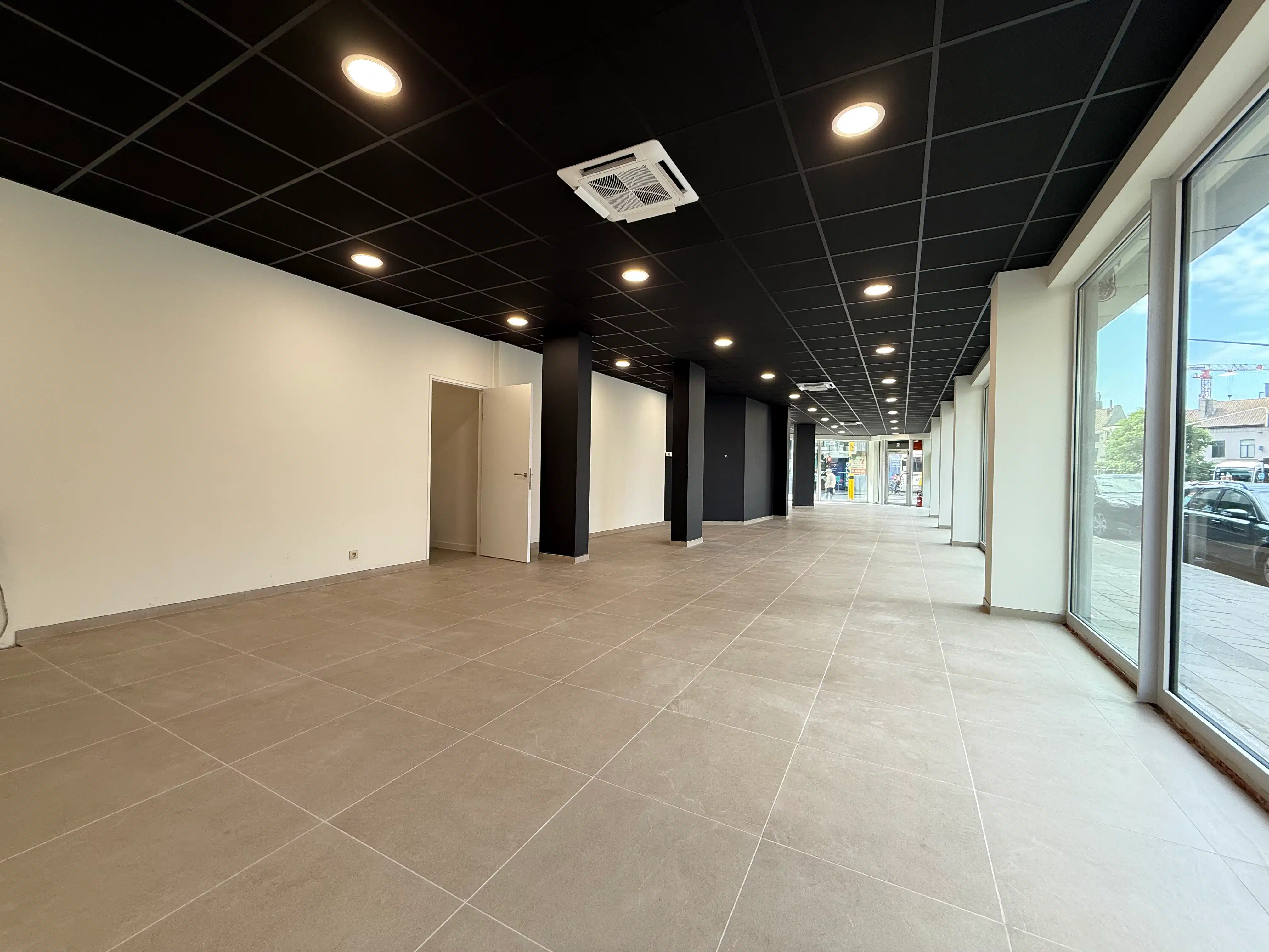 Handelsgelijkvloers op hoekligging 174m² foto {{pictureIndex}}