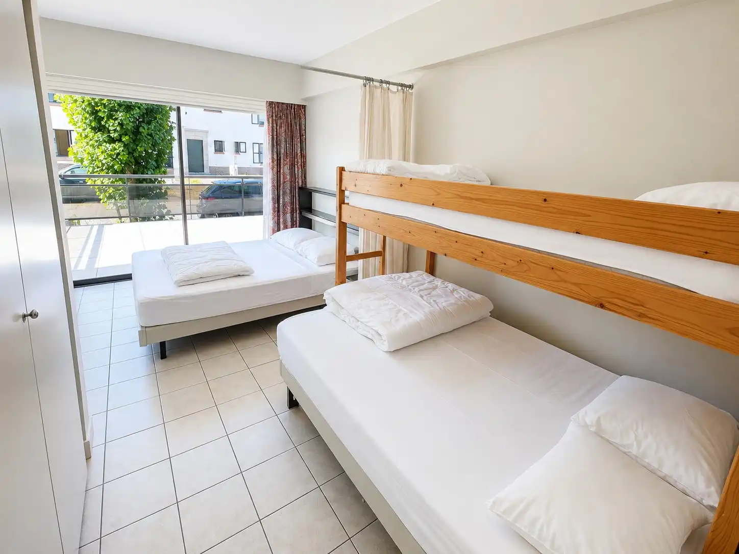 Ruim gelijkvloers appartement te koop met uitzonderlijk zonneterras in de gegeerde Concessie van De Haan. foto 6