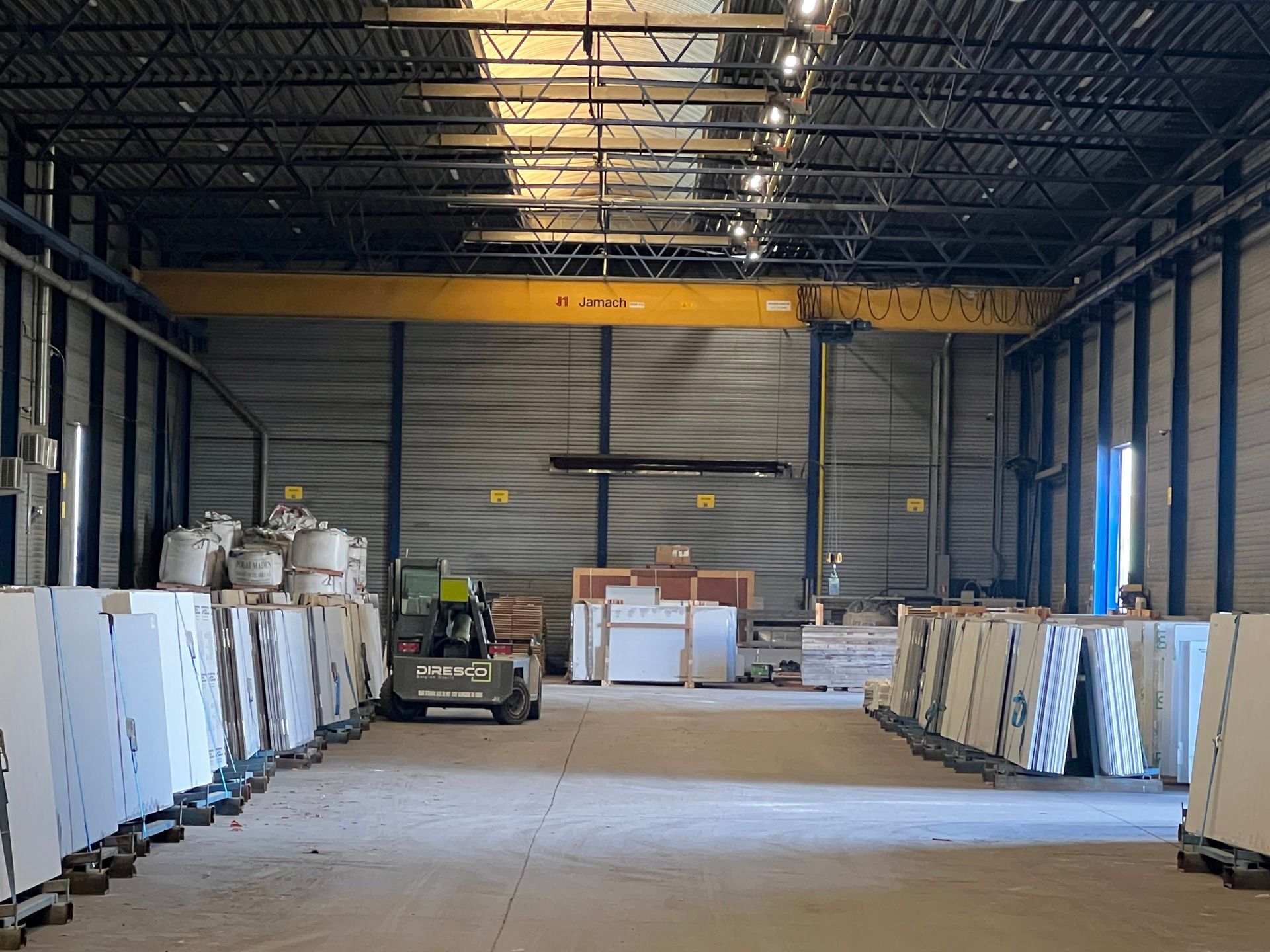 BEDRIJFSGEBOUW MET VERHARD BUITENTERREIN foto 6