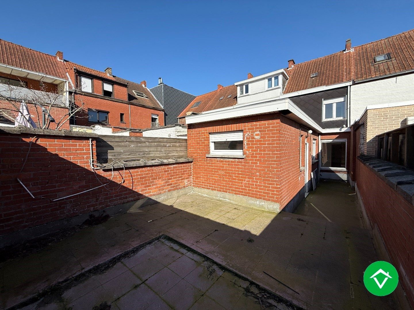 Instapklare rijwoning met 2 slaapkamers, zolder en koer in centrum Roeselare foto 12